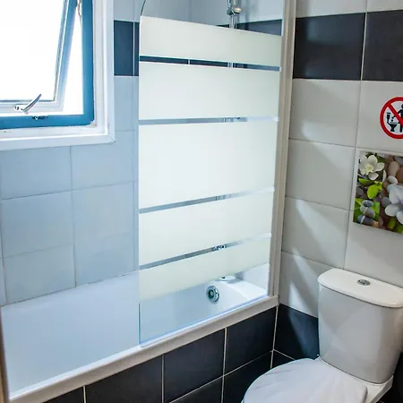 Sunday's Παραλίμνι