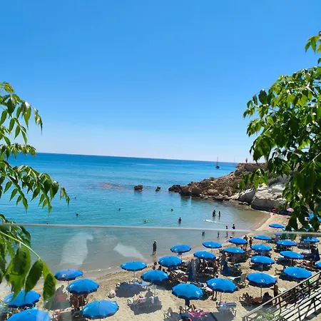 Sunday's Παραλίμνι