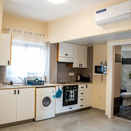 Sunday's Apartman Paralímni