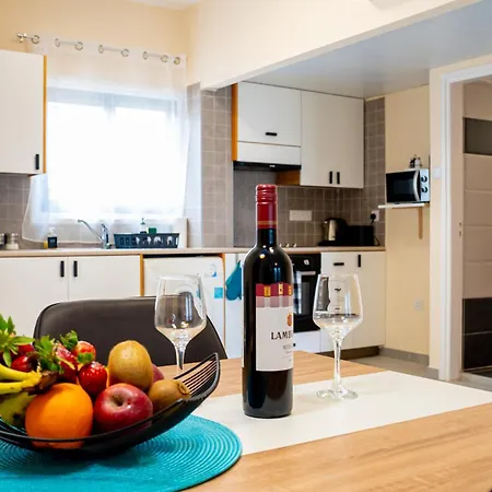 Sunday's Apartman Paralímni